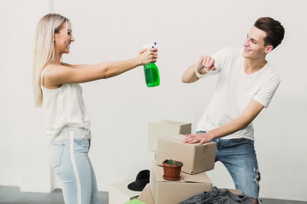 Vue de face, jeune couple, jouer ensemble