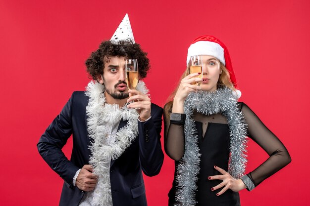 Vue de face jeune couple juste célébrer le nouvel an fête d'amour de Noël