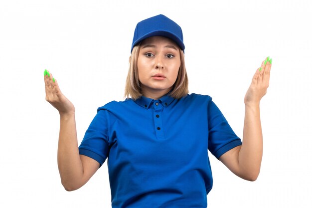 Une vue de face jeune courrier en uniforme bleu posant juste