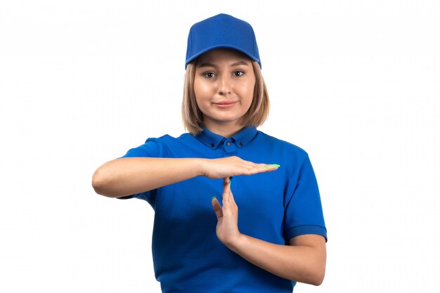 Une vue de face jeune courrier en uniforme bleu posant juste