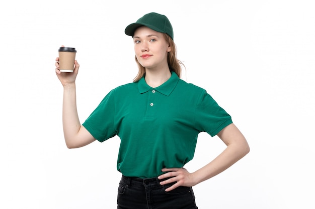 Photo gratuite une vue de face jeune courrier en uniforme vert tenant une tasse de café posign et souriant