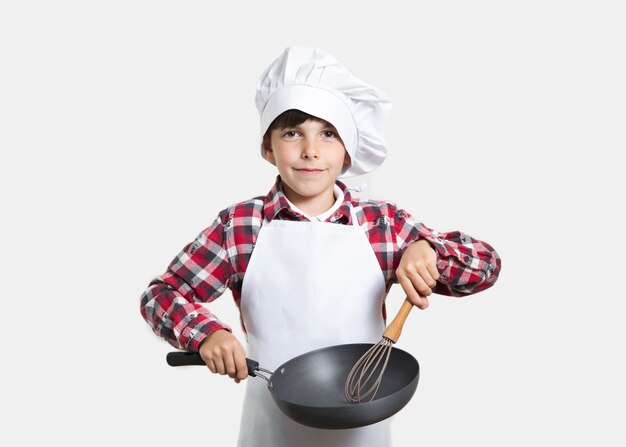 Vue de face jeune enfant avec une casserole