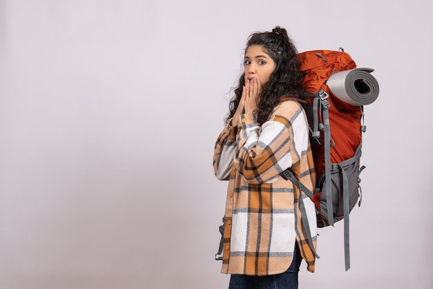 Vue de face jeune femme allant en randonnée avec sac à dos sur fond blanc forêt voyage vacances montagne air campus