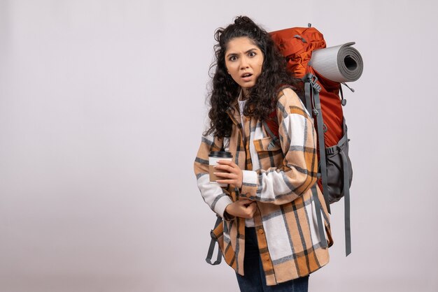 Vue de face jeune femme allant en randonnée tenant un café sur fond blanc vacances touristiques campus air montagne voyage forêt