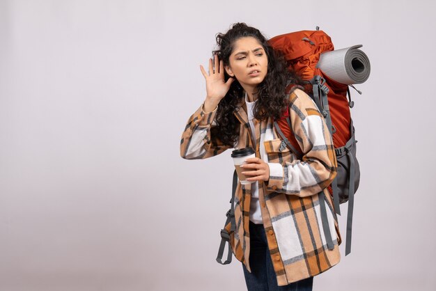 Vue de face jeune femme allant en randonnée tenant un café sur fond blanc vacances touristiques campus air montagne voyage forêt