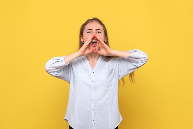 Vue de face d'une jeune femme appelant