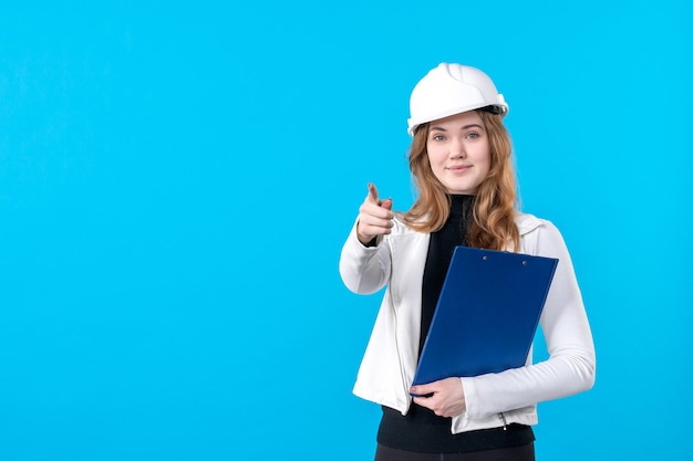 Vue de face jeune femme architecte en casque