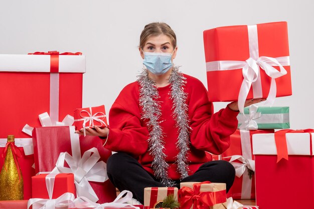 Vue De Face Jeune Femme Assise Autour De Cadeaux De Noël