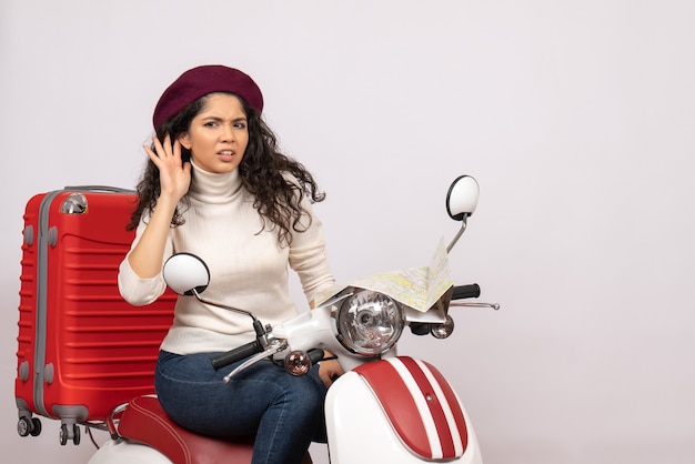 Vue de face jeune femme assise sur vélo sur fond blanc couleur du véhicule route moto vacances femme ville