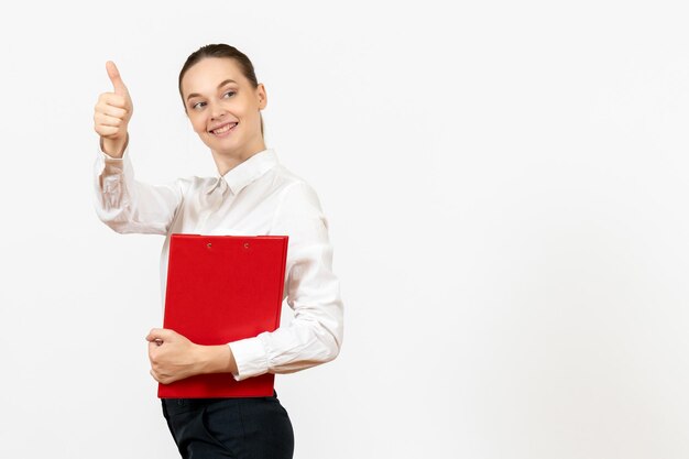 Vue De Face Jeune Femme En Blouse Blanche Avec Dossier Rouge Dans Ses Mains Sur Fond Blanc Travail De Bureau émotions Féminines Modèle De Sentiment