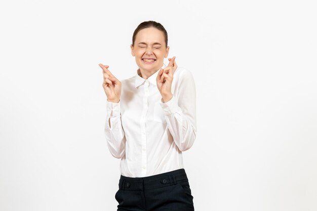 Vue de face jeune femme en blouse blanche avec une expression excitée sur le modèle de sentiment d'émotion féminine de travail de bureau de fond blanc