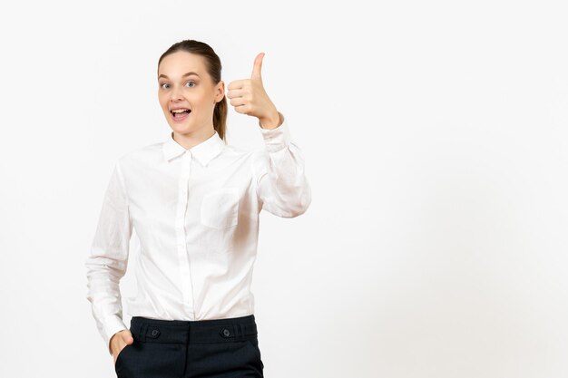 Vue de face jeune femme en blouse blanche avec visage excité sur fond blanc bureau d'emploi femme sentiment modèle émotion