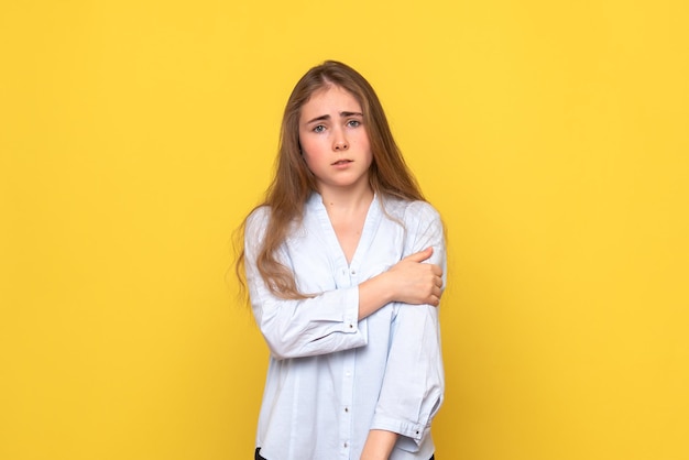 Vue de face d'une jeune femme avec un bras blessé