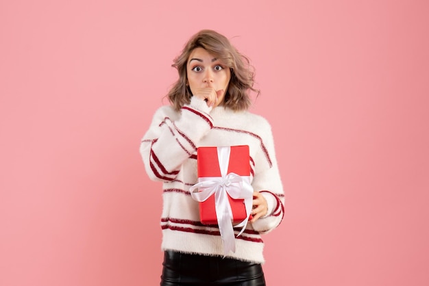 Vue de face jeune femme avec cadeau de Noël