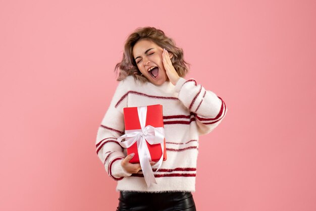 Vue de face jeune femme avec cadeau de Noël