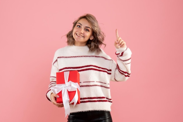 Vue de face jeune femme avec cadeau de Noël