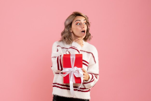 Vue de face jeune femme avec cadeau de Noël