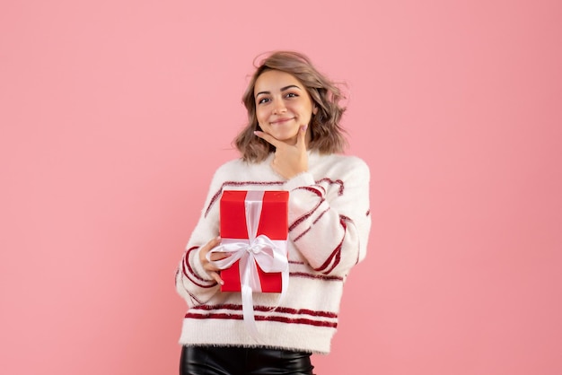 Vue de face jeune femme avec cadeau de Noël