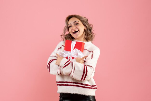 Vue de face jeune femme avec cadeau de Noël