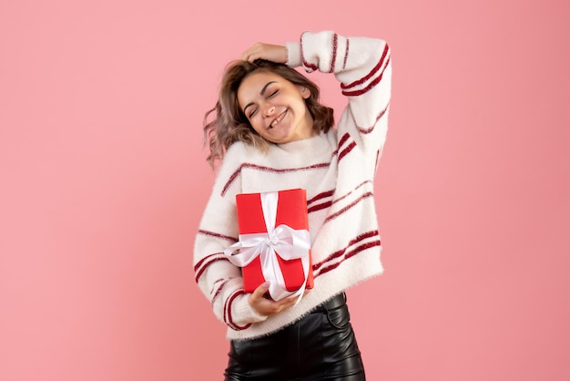 Vue de face jeune femme avec cadeau de Noël