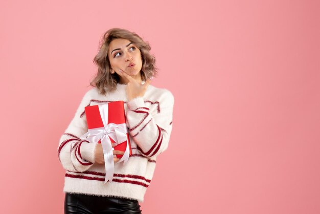 Photo gratuite vue de face jeune femme avec cadeau de noël