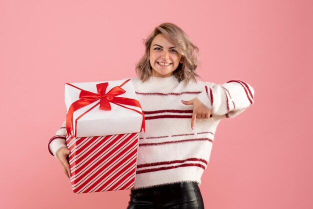 Vue de face jeune femme avec cadeau de Noël