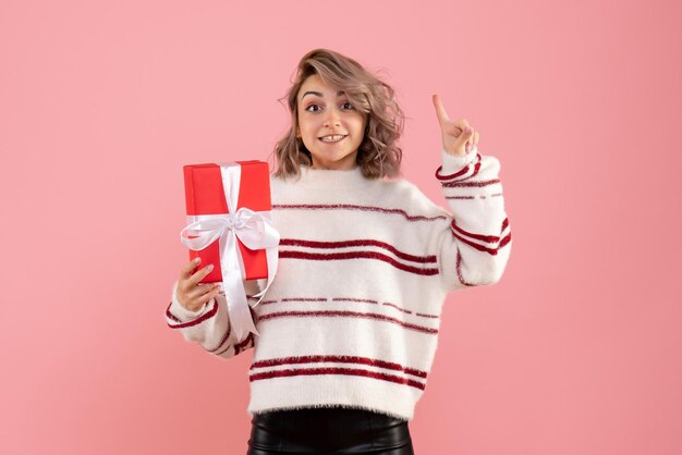 Vue de face jeune femme avec cadeau de Noël