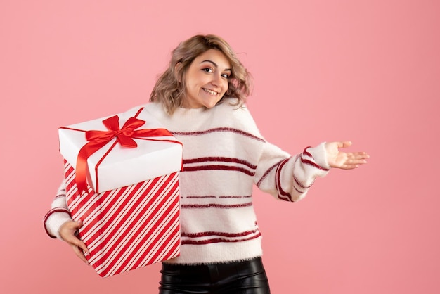 Vue de face jeune femme avec cadeau de Noël