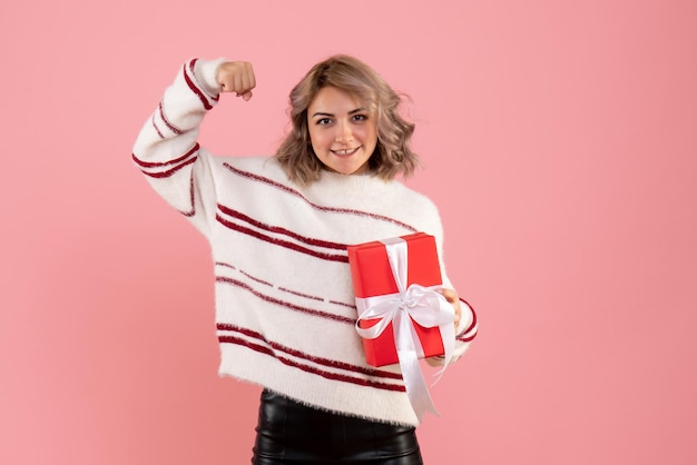 Vue de face jeune femme avec cadeau de Noël