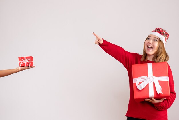 Vue de face jeune femme avec cadeau de Noël