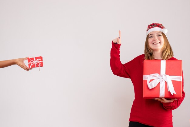 Vue de face jeune femme avec cadeau de Noël