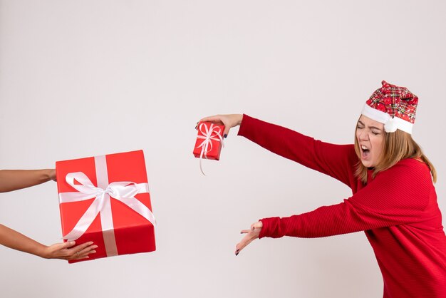 Vue de face jeune femme avec cadeau de Noël