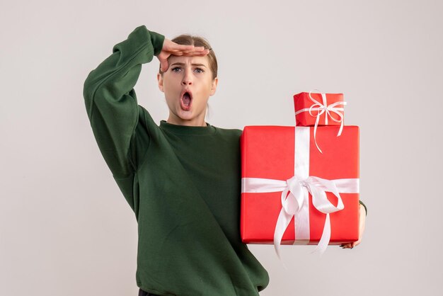 Vue de face jeune femme avec des cadeaux de Noël