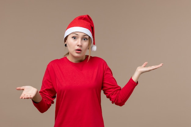 Vue de face de la jeune femme avec cape de Noël sur brown