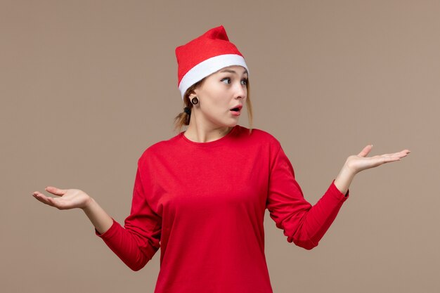 Vue de face de la jeune femme avec cape de Noël sur brown