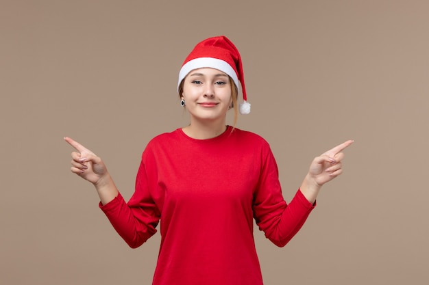 Vue de face de la jeune femme avec cape de Noël sur brown