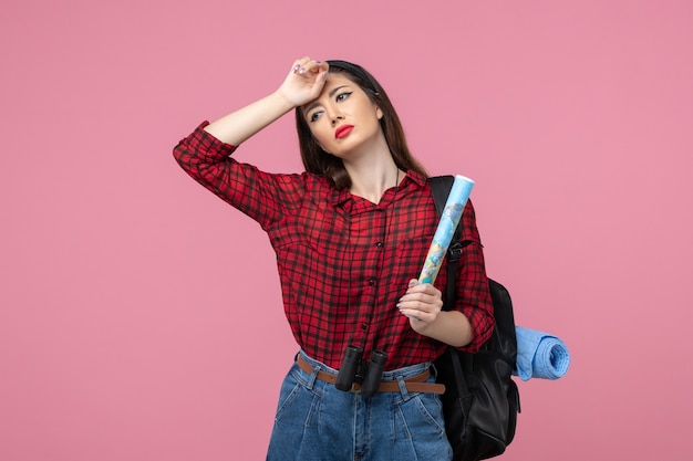 Vue De Face Jeune Femme En Chemise Rouge Avec Carte Sur Le Sol Rose Couleur Mode Femme