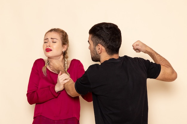 Vue de face jeune femme en chemise rouge souffre de menaces physiques et de violence sur la photo de tissu féminin de l'espace léger