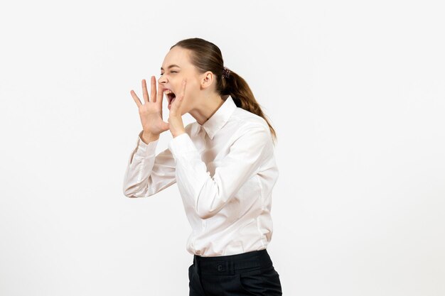 Vue de face jeune femme en chemisier blanc avec une expression criante sur fond blanc sentiment bureau modèle émotion travail féminin