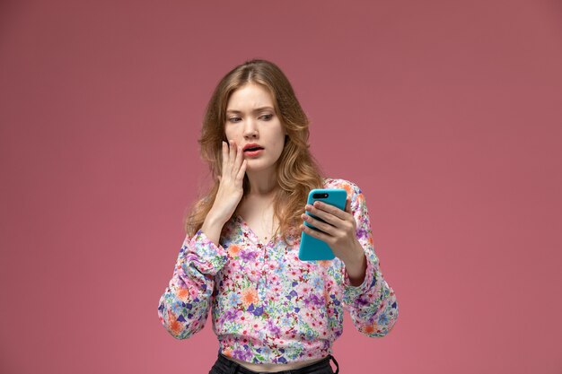 Vue de face jeune femme choquée par une nouvelle photo