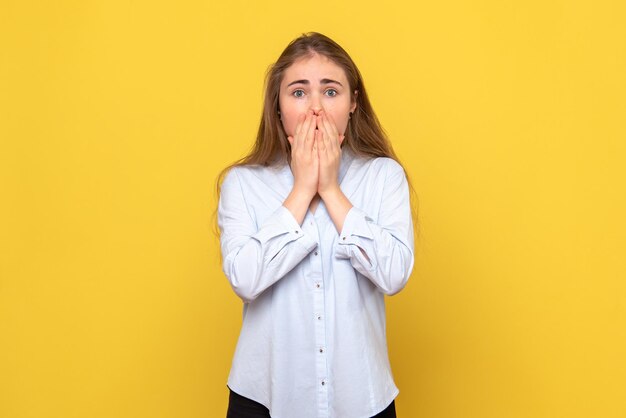 Vue de face d'une jeune femme choquée