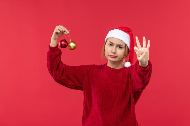 Vue de face jeune femme comptant montrant le nombre, émotion de Noël de vacances