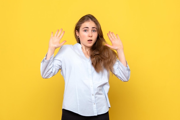 Vue de face de la jeune femme confuse