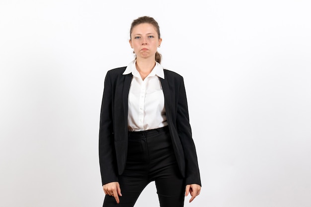 Photo gratuite vue de face jeune femme en costume classique strict sur fond blanc travail costume d'affaires travail femme femme