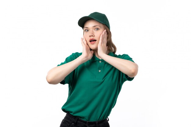 Une vue de face jeune femme courrier en uniforme vert posant avec expression coquette