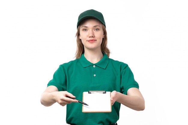 Une vue de face jeune femme courrier en uniforme vert tenant le bloc-notes pour les signatures en souriant