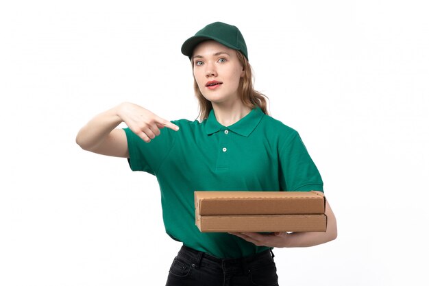 Une vue de face jeune femme courrier en uniforme vert tenant des boîtes à pizza