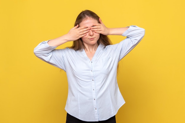 Photo gratuite vue de face d'une jeune femme couvrant ses yeux