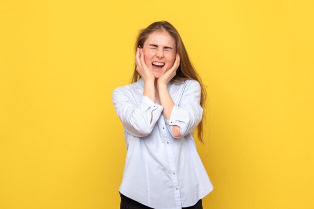 Vue de face d'une jeune femme criant de douleur