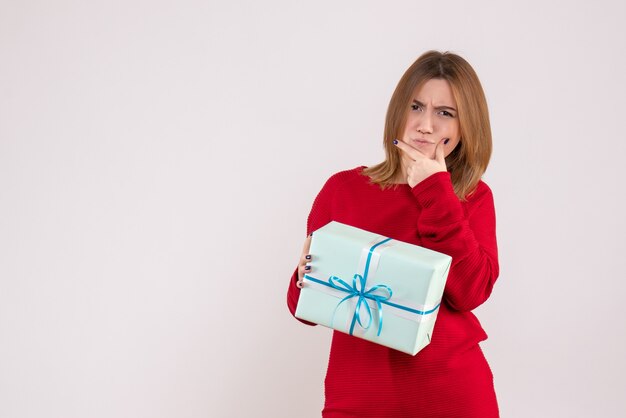 Vue de face jeune femme debout avec cadeau de Noël